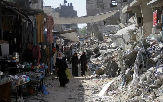 سوق ملاصق للدمار في غزة