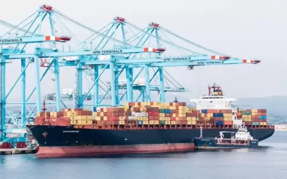 سفينة تحمل أسلحة للعدو