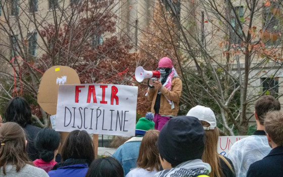 احتجاجات داعمة لطالب عطل معرضًا وظيفيًا استضاف داعمين للاحتلال