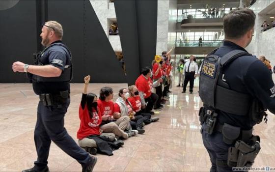 اعتقال الشرطة لمتظاهرين داعمين لفلسطين في مجلس الشيوخ