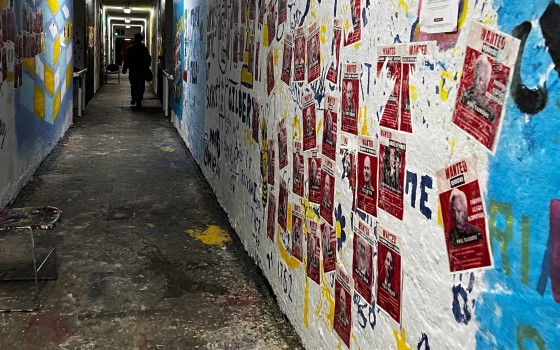 ملصقات مناهضة لشخصيات تدعم الاحتلال