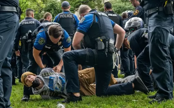 قمع الشرطة الأمريكية لطلاب الجامعات