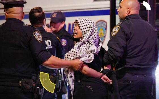 اعتقال فتاة خلال مظاهرة مؤيدة لفلسطين