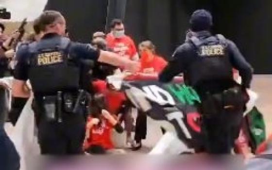 اعتقال متظاهرين داعمين لفلسطين في مجلس الشيوخ الأمريكي