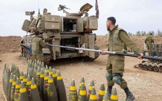 جندي أمام دبابة وأسلحة قتالية