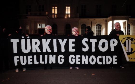 لافتة تدعو تركيا لوقف دعم الإبادة