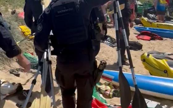 الشرطة تصادر مجاديف المحتجين في نيوكاسل