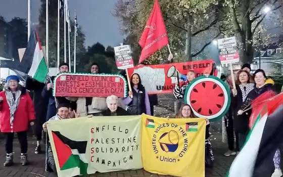 احتجاج خارج مجلس إنفيلد في بريطانيا