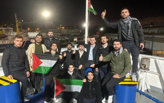 أنصار فلسطين يرفعون العلم الفلسطيني في ميناء حيدر باشا