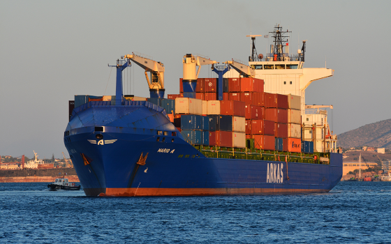 سفينة تنقل أسلحة للاحتلال