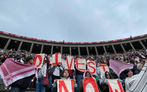 لافتة داعمة لفلسطين أثناء مباراة جامعتي هارفارد وييل