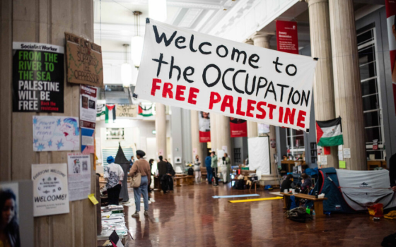 طلاب يحتلون مبنى جامعي تضامنًا مع فلسطين