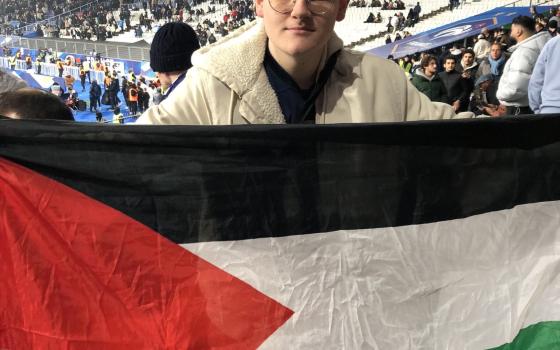 الصحفي الفرنسي هوارو يحمل علم فلسطين في لعبة منتخب بلاده مع الاحتلال  