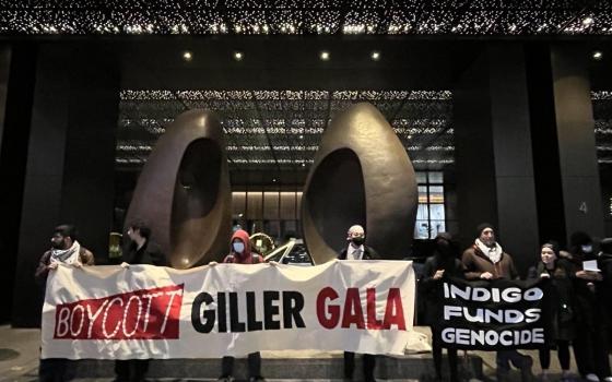 كتّاب بعتصمون رفضًا لرعاية شركات داعمة للاحتلال لجائزة جيلر