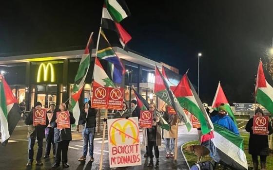 احتجاج أمام فرع "ماكدونالدز" في ميد أولستر الأيرلندية