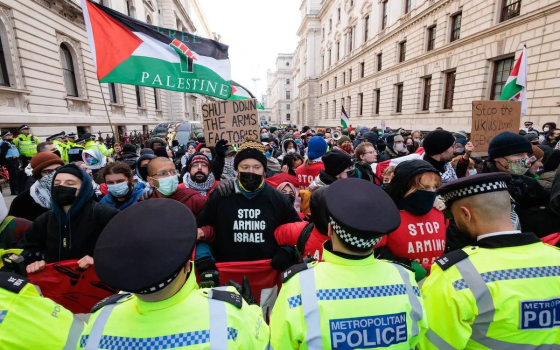حصار الشرطة للمتظاهرين الداعمين لفلسطين في بريطانيا