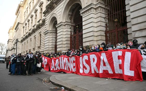 مؤيدو فلسطين يغلقون مدخل الخارجية البريطانية