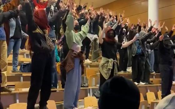 طلاب داعمون لفلسطين في جامعة فرنسية