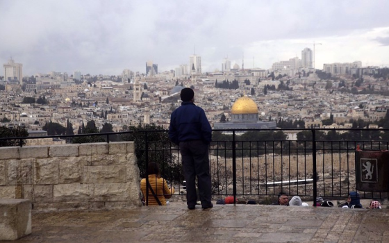 رجل ينظر إلى القدس