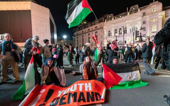 نشطاء حركة "يوث ديماند" يغلقون مواقع تجارية مهمة في لندن للتأكيد على المقاطعة