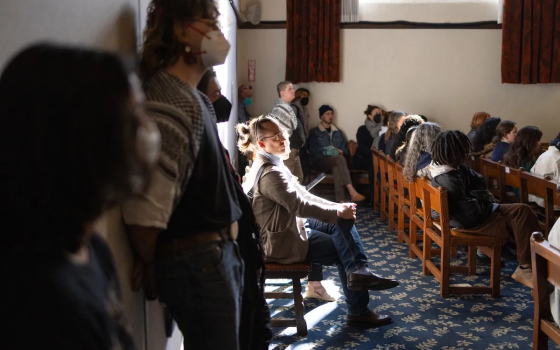 طلاب داعمون لفلسطين في محاكمة