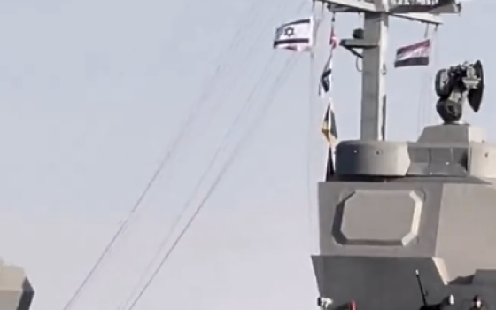 عبور سفينة حربية تابعة للاحتلال من قناة السويس المصرية
