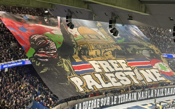 لافتة فلسطين حرة التي رفعها جمهور باريس سان جرمان