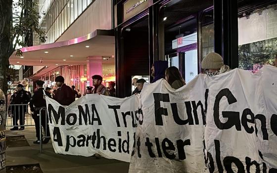 احتجاج يطالب متحفًا بقطع علاقاته مع الرئيس الداعم للاحتلال