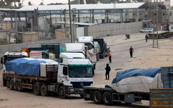 قوافل المساعدات العالقة عند معابر غزة