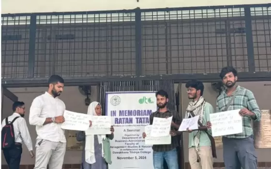 طلاب هنود يحتجون على تأبين "راتان تاتا" لدعمه الإبادة