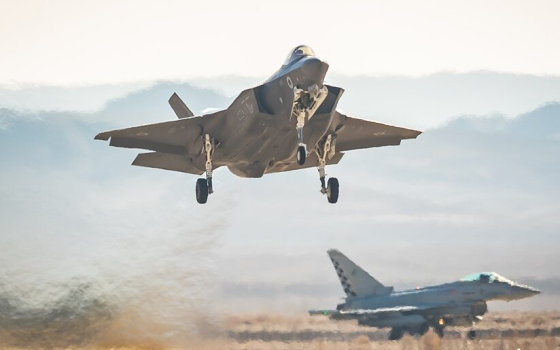 طائرة عسكرية