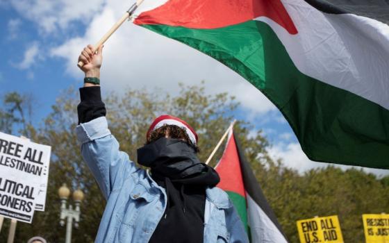 متضامن يرفع علم فلسطين