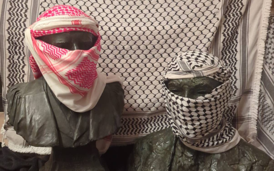 حركة فلسطين تضع الكوفية على تمثال رئيس الاحتلال