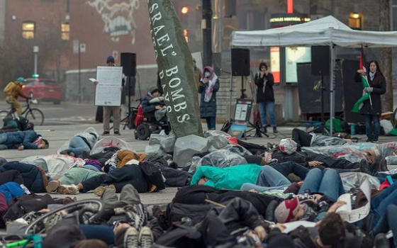 تمثيلية للموت في كندا تكريمًا لشهداء غزة