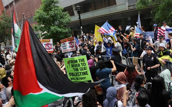 اشتباك بين داعمي فلسطين ومجموعة مناهضة