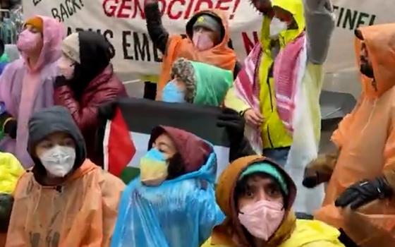 مسيرة داعمة لفلسطين خلال مسيرة عيد الشكر في الولايات المتحدة الأمريكية