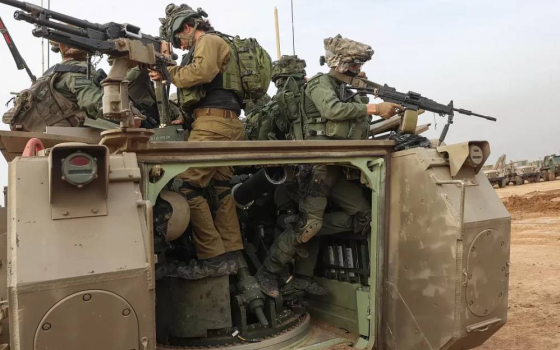 52 دولة ومنظمتان.. مطالبات دولية باتخاذ إجراءات لوقف شحن الأسلحة إلى الاحتلال