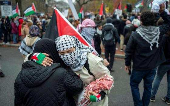 متظاهرة داعمة لفلسطين ترتدي الكوفية