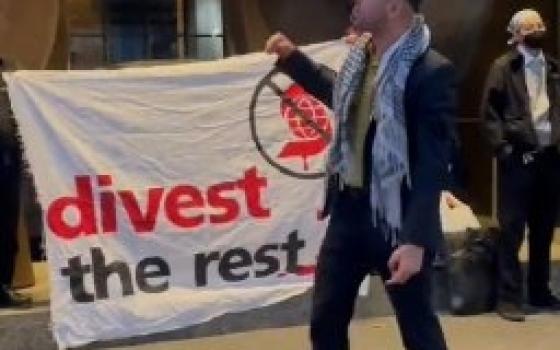 احتجاج للكتّاب للمطالبة بسحب رعاية الشركات الداعمة للاحتلال لجائزة جيلر