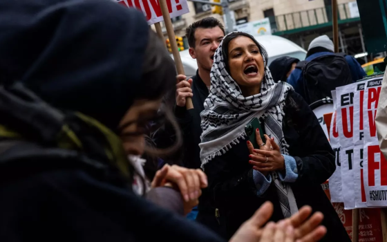 متظاهرة داعمة لفلسطين