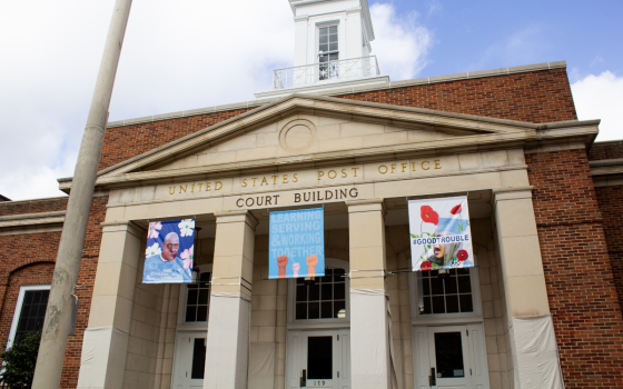 لافتات داعمة لفلسطين على مبنى جامعي