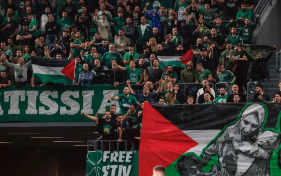فريق يوناني يرفع لافتة داعمة لفلسطين