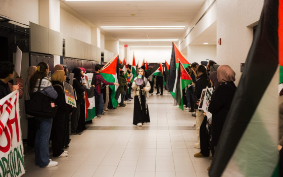 احتجاجات رافضة لحضور المتحدث باسم حكومة الاحتلال