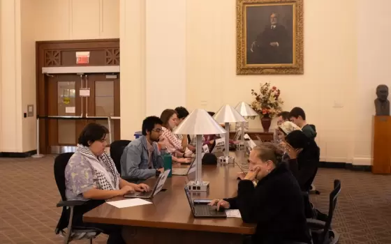 دراسة صامتة تضامنية في مكتبة جامعة هارفارد