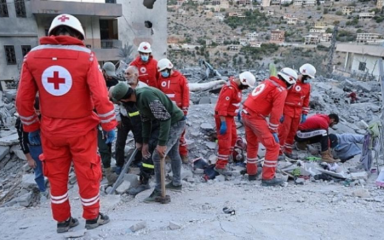 فرق الصليب الأحمر تفتش بين الأنقاض في لبنان