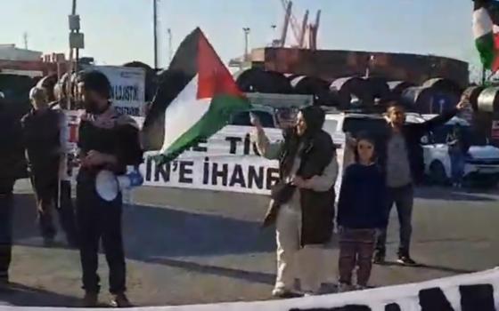 احتجاج في ميناء "جيميلك" رفضًا لاستقباله حاويات إسرائيلية