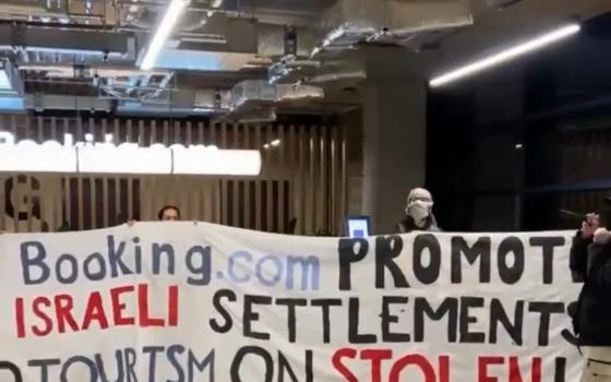 لافتة تدعو شركة Booking للتوقف عن دعم الاحتلال