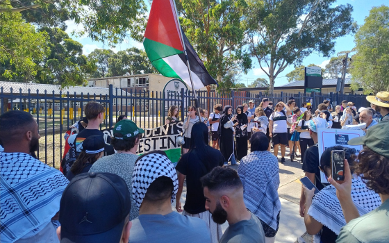 وقفة متضامنة مع طالب تم حظره بسبب ارتدائه كوفية