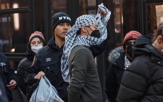 متضامن مع فلسطين يرتدي كوفية