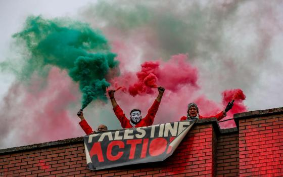 نشطاء حركة فلسطين أثناء استهدافهم لمصنع أسلحة داعم للاحتلال